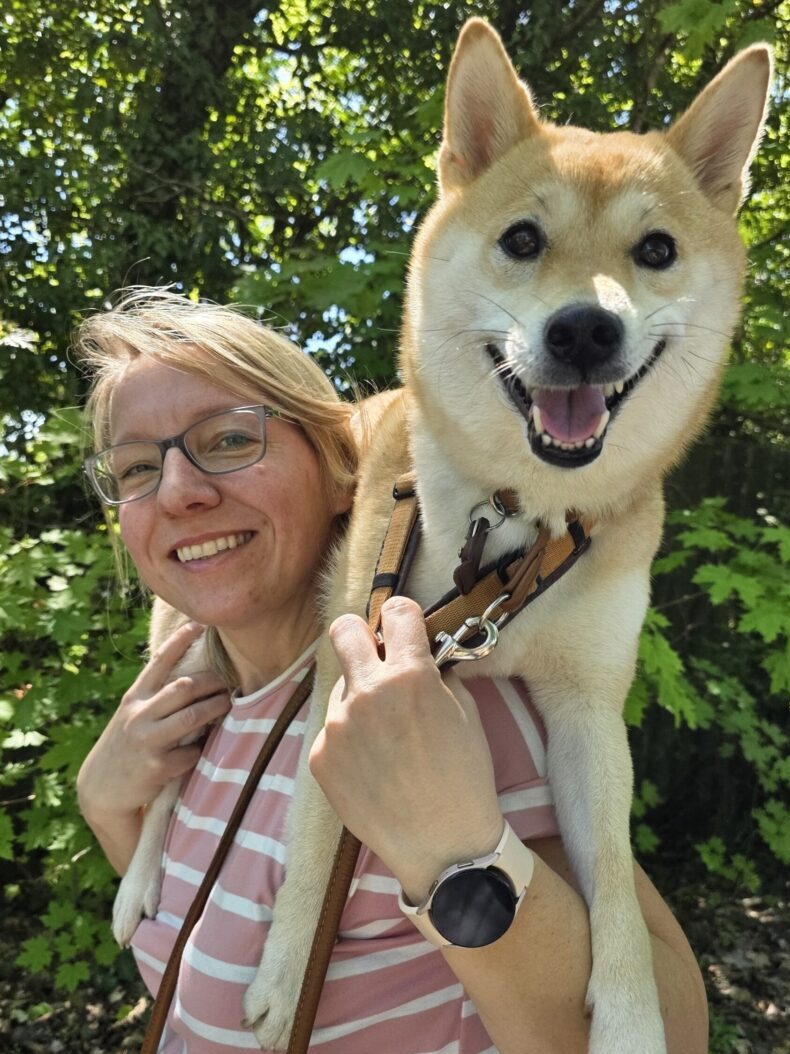 Julia Wolf, Hundetrainerin in Erfurt, mit ihrer Shiba-Inu-Hündin Minako auf den Schultern